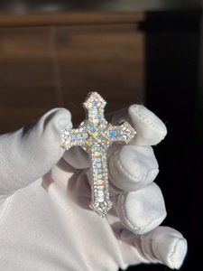Pendentif Croix en Moissanite Diamant Élite, Coupe Baguette Ronde, Argent 925, Bijou Religieux Élégant et Étincelant, Breloque de Collier Scintillante - Product Image 2