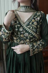 ชุดเดรส Anarkali พร้อมผ้าคลุมไหล่ ผ้าไหม Vichitra ลายดอกไม้ ปักลูกปัด งานฝีมือ ขายส่งจำนวนมาก จากผู้ผลิตอินเดีย ส่งออก - Product Image 3