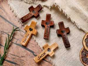 Ornement en bois fait main en forme de croix, personnalisé avec nom et motif cœur, décoration religieuse pour la maison, cadeau artisanal naturel - Product Image 3