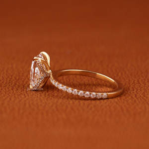 Bague de fiançailles et alliance de luxe en or massif 14 carats avec diamant de laboratoire taille radiant certifié IGI et pavé - Product Image 5