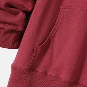 เสื้อฮู้ดลายกราฟิกคุณภาพสูง สีแดงมารูน พิมพ์ลายการ์ตูนอนิเมะ เสื้อพูลโอเวอร์ผ้าฟลีซสำหรับผู้ชาย รับผลิตเสื้อฮู้ดลายกราฟิกพร้อมโลโก้ตามสั่ง - Product Image 5