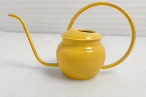 Arrosoir en fer attrayant avec finition thermolaquée jaune pour la décoration de la maison et du jardin, pot de plante - Product Image 1
