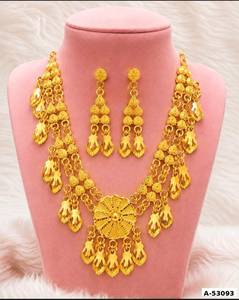 MOLL JEWELLERS ชุดเครื่องประดับหรูหราสำหรับผู้หญิง สร้อยคอพร้อมจี้ประดับเพชรซิร์คอนชุบทอง 24K พร้อมต่างหู สร้อยแบบกล่องประดับมุกเลียนแบบ - Product Image 1