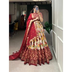 Lehenga choli พิมพ์ดิจิตอลลาย Patola ผ้าไหมหนักแฟนซี - Product Image 1