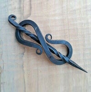 Épingle à cheveux en métal forgé sur mesure, barrette tourbillonnante faite à la main, accessoire capillaire de style médiéval, cadeau artisanal - Product Image 1