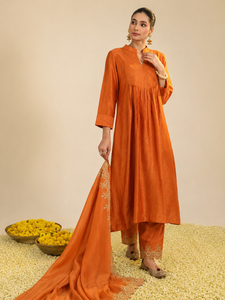 Conjunto de Kurta Premium Gumaan para Mujer, Tradicional, para Bodas y Diwali, de Viscosa, Seda Cruda y Organza, Tejido, Largo hasta el Tobillo, Corte Regular - Product Image 3
