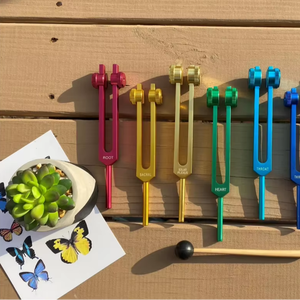 Juego de diapasones de chakra Sunshine, diapasones de chakra curativos con martillo pesado, de colores + estuche. - Product Image 1