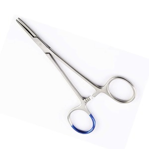 Pince porte-aiguille pour instruments médicaux, pour la suture des plaies, avec poignée ergonomique pour une manipulation stable en milieu médical - Product Image 1