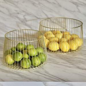 Corbeille à fruits en métal d'inspiration rustique et vintage pour la décoration de cuisine de style farmhouse, avec cadre ouvert et robuste - Product Image 1