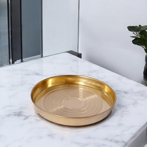 Assiette en laiton naturel moderne élégante Bol en métal fini mat Écologique et durable pour servir des salades à la maison - Product Image 1