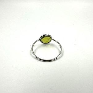 Anillo de Latón con Piedra Verde Cabujón Redonda Vibrante, Anillo Minimalista con Gema Plateada, Joyería de Estilo Vintage para Mujer - Product Image 2