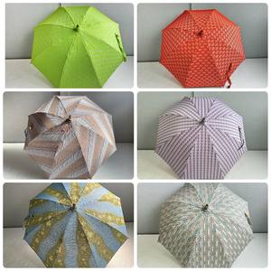 Parapluie soleil imprimé japonais tradition japonaise motif moderne manche en bois en forme de J traité hydrofuge - Product Image 3