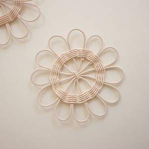 แผ่นรองจานหวายรูปดอกไม้ทรงกลม ทอมือจากวัสดุธรรมชาติ สำหรับตกแต่งโต๊ะอาหาร ใช้ในบ้าน ร้านอาหาร คาเฟ่ เป็นมิตรกับสิ่งแวดล้อม - Product Image 3