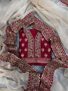 Sari en twill doux avec bordure en dentelle brodée de motifs de designer et de dori, et pièce de blouse en soie de Bangalore avec travail de broderie. - Product Image 6