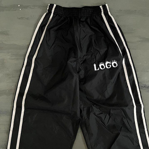 Pantalon évasé élastique respirant et écologique pour homme, en nylon noir, avec cordon de serrage et logo personnalisé, style streetwear tendance - Product Image 3