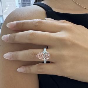 Bague de fiançailles classique en or rose plaqué avec diamant rose fantaisie taille poire, sertissage pavé, certifiée IGI, pour femme, idéale pour mariage et soirée - Product Image 3