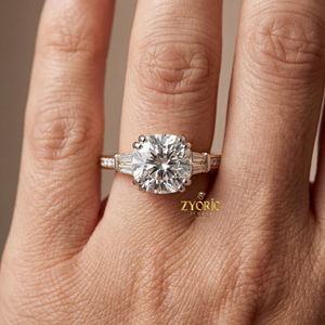 Anillo de Compromiso y Boda de Lujo con Diamante de Corte Cojín de 2.65ct, Piedras Laterales Baguette, Chapado en Plata 925, VS1, Color Incoloro EF, Cultivado en Laboratorio - Product Image 5