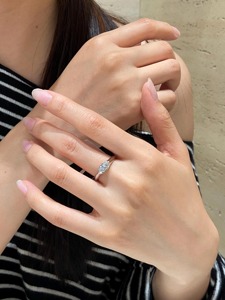 Anillo de Compromiso Solitario de Oro Blanco de 14K con Diamante de Laboratorio de Corte Marquesa de Lujo, Certificado IGI, Claridad VS+, Estilo Minimalista - Product Image 2