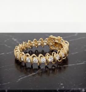 Bracelet en or rose avec diamants de laboratoire au design élégant en forme de vague pour femmes - Cadeau classique pour les anniversaires de mariage et les occasions de fête - Product Image 2