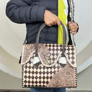 Sac fourre-tout en cuir artisanal haut de gamme, nouveau design en cuir à carreaux, sac à main avec panneau en cuir de vache unique pour femmes - Product Image 5