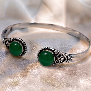 สร้อยข้อมือแบบเปิดสำหรับทุกเพศ Nature's Symphony Green Onyx Classic Bezel Set ชุบเงิน/ทอง ทำจากทองเหลือง เหมาะสำหรับเป็นของขวัญ - Product Image 6