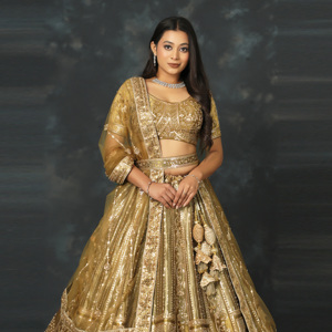 ชุดเลเฮนกา โจลี ดูปัตตา ผ้าไหมประดับตกแต่งแบบดั้งเดิมของอินเดีย ออกแบบโดยดีไซเนอร์ชาวอินเดีย |   ชุดงานแต่งงานประดับเลื่อมลายซารีสำหรับผู้หญิง - Product Image 4