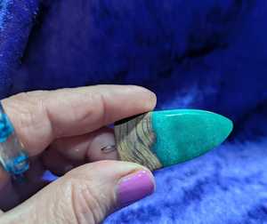 Pendentif en résine époxy fait main avec incrustation de bois, finition pailletée turquoise, forme irrégulière, objet d'art de collection, bijou d'amour pour mariage - Product Image 2