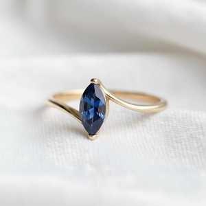 Anillo de Zafiro Azul Corte Marquesa, Plata de Ley 925, Chapado en Oro de 14K, Anillo de Compromiso Solitario Delicado, Piedra de Nacimiento de Septiembre - Product Image 5