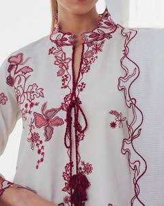 Kaftan blanc brodé long jusqu'au sol, motif floral rouge, tenue de mariage traditionnelle indienne et pakistanaise pour femmes, coupe ample, en soie ROMAN - Product Image 5