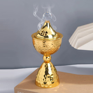 Quemador de incienso de lujo con diseño martillado en oro, tapa con ventilación ornamentada y remate de cristal sobre pedestal a juego para aromaterapia relajante. - Product Image 1