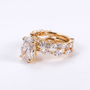 แหวนหมั้นทรงรี 3.1 กะรัต ได้รับการรับรองจาก IGI สำหรับทั้งชายและหญิง ดีไซน์ทันสมัย ทอง 18k สามารถสวมซ้อนกันได้ เพชร D VS1 เพาะเลี้ยงในห้องปฏิบัติการ - Product Image 3