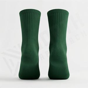 ถุงเท้ากีฬาแบบสวมใส่สบายสำหรับทุกเพศ ผลิตจากผ้าฝ้ายหวีอย่างดี ระบายอากาศได้ดี นุ่ม ทนทาน เหมาะสำหรับออกกำลังกาย วิ่ง เล่นกีฬา หรือใส่ลำลอง สามารถเลือกสีได้ตามต้องการ - Product Image 2