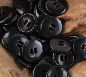 กระดุมเขาควายธรรมชาติ ขัดเงา 4 รู เย็บมือ ทนทาน ทันสมัย เป็นมิตรกับสิ่งแวดล้อม รูปทรงกลม ออกแบบได้ตามต้องการ - Product Image 1