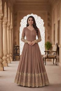 Costume Anarkali traditionnel pour femmes, beige, avec dupatta brodé or, coupe ample, longueur au sol, style indien pakistanais - Product Image 3