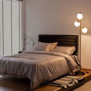Lampada da Terra Moderna a 3 Luci con Interruttore a Pedale, Attacco LED E27, Paralume in Acrilico Dorato, Design in Marmo e Vetro - Product Image 3