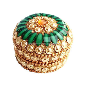 Exclusiva Caja Organizadora de Joyas Redonda con Brillo de Piedra Roja, Caja de Joyería de Diseño Artesanal con Perlas y Cuentas Coloridas - Product Image 4