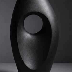 Impresionante Florero de Metal Negro Mate con un Diseño Escultural Abstracto y Central Hueco para Decoración Interior Moderna - Product Image 3