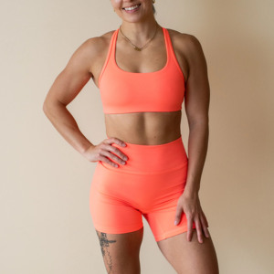 Ensemble de yoga sans couture respirant et écologique pour femmes grandes tailles, couleur néon corail, avec short de sport taille haute et soutien-gorge de sport - Product Image 1