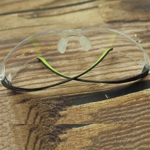 Gafas de Seguridad Ligeras SF401AF con Marco de PVC y Lentes Transparentes con Revestimiento Antirrayaduras, Hechas en Taiwán - Product Image 2