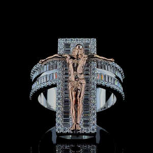 Anillo Hip Hop Personalizado de Dos Tonos, Rosa y Plateado, con Jesús en la Cruz, Anillo de Jesús con Diamantes de Corte Baguette y Redondo, Joyería Religiosa - Product Image 4