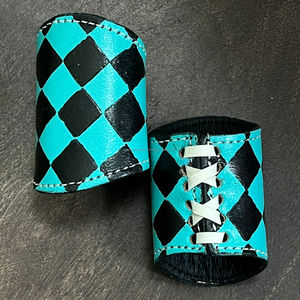 Porta Bufandas de Cuero Vacuno Genuino con Diseño Bohemio Occidental, Cuadros Turquesa y Grabado a Mano, para Vaqueras - Product Image 6