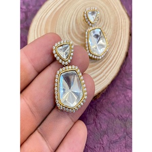 Aretes de Moissanita con Baño de Oro de Latón de Primera Calidad, Diseño Kundan, Elegantes y Modernos para Mujeres y Niñas, Ideales para Bodas - Product Image 2