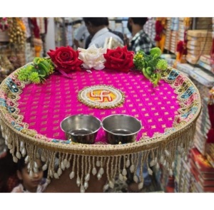 Hermoso juego de thali para puja hecho a mano con flores artificiales, cuentas, encaje, plato decorativo para pooja con tazones, regalo festivo. - Product Image 1