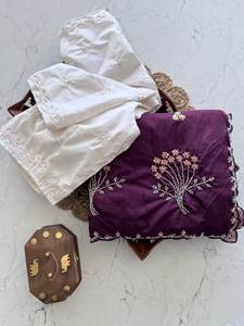 Nuevo lanzamiento de Año Nuevo: Saree de textura crujiente con diseño de detalles hechos a mano, borde festoneado y blusa de diseñador con bordado en contraste. - Product Image 3