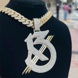Collar con Colgante de Letra Inicial en Forma de Flecha Personalizado en Plata de Ley 925 con Moissanita Redonda, Joyería Hip Hop - Product Image 3