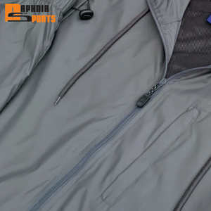 Trajes Cortavientos Personalizados OEM de Poliéster/Nylon Estampados con Capucha, Cremallera de Diamantes de Imitación, Impermeables y Resistentes al Viento para Invierno, Estilo Urbano - Product Image 2