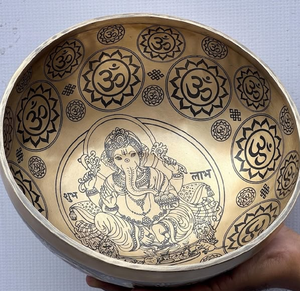 Grand bol chantant sculpté à la main avec des motifs du dieu Ganesha et des symboles Om, intérieur richement décoré, disponible à prix de gros. - Product Image 1