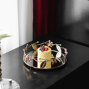 Plateau miroir en métal glamour avec motif feuille d'or, fait main, écologique, compatible lave-vaisselle, léger, décoratif, centre de table de mariage - Product Image 4