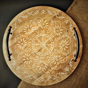 Plateau de rangement rond en bois, design bohème sculpté avec poignées noires pour utilisation sur table, logo gravé sur mesure - Product Image 1