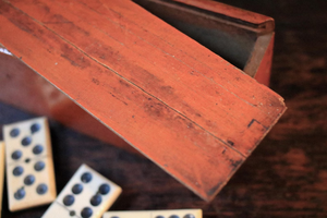 Ensemble de dominos en os antique artisanal naturel dans une boîte à couvercle coulissant en bois - 28 tuiles - Product Image 4